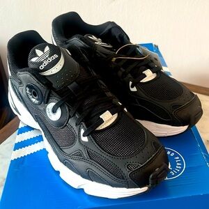 NIB- adidas ASTIR W Black - Women Sneakers sz:10 (42)